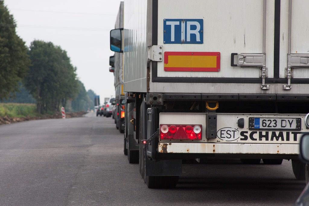 Niebieska tabliczka „TIR” na ciężarówce. Co naprawdę oznacza?